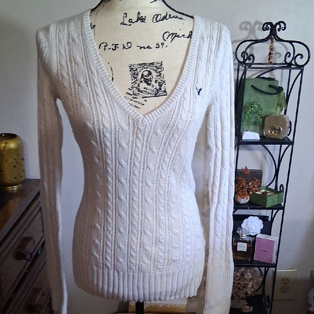 American Eagle Outfitters Women's Cream Cable Knit V-neck Sweater Size Large